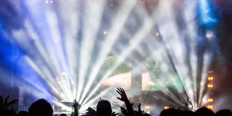 从实验室到生产线：化学气相沉积法制备二维半导体材料的工艺突破与产业化关键