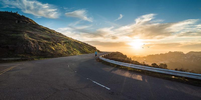 工业化学材料新突破：刺激响应型智能凝胶如何重塑软体机器人未来